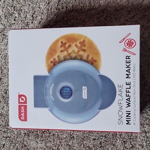 NWT Dash Lt Blue Snowflake Mini Waffle Maker